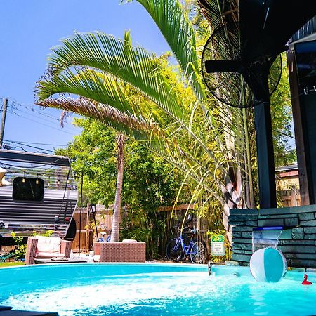 World Solo Travel'S Welcomed At St Pete Home セント・ピーターズバーグ エクステリア 写真